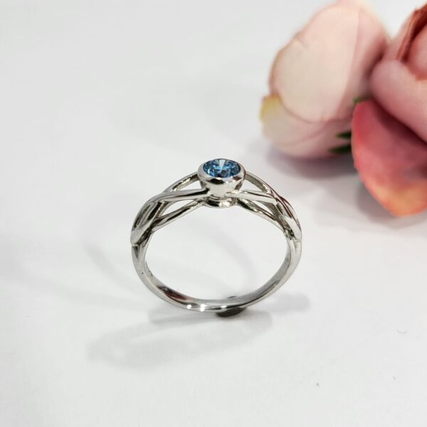 Antragsring Weißgold blauer Brillant