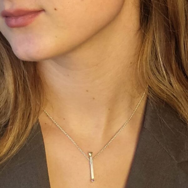 Stäbchenohrhänger mit goldenem Herz und lila Brillanten