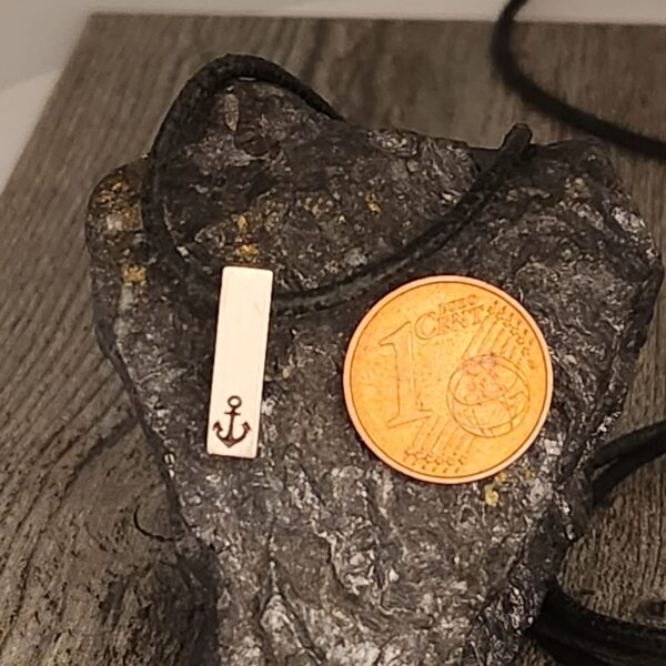 kleiner Glücksritter silberner Anhänger Stäbchen, Talisman mit schwarzem Symbol Größenvergleich