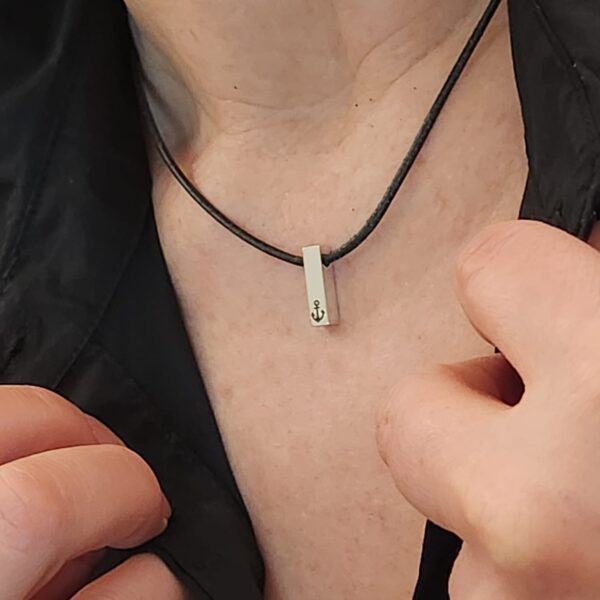 kleiner Glücksritter silberner Anhänger Stäbchen, Talisman mit schwarzem Symbol Tragebild