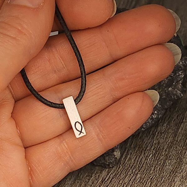 kleiner Glücksritter silberner Anhänger Stäbchen, Talisman mit schwarzem Symbol auf Hand (1)