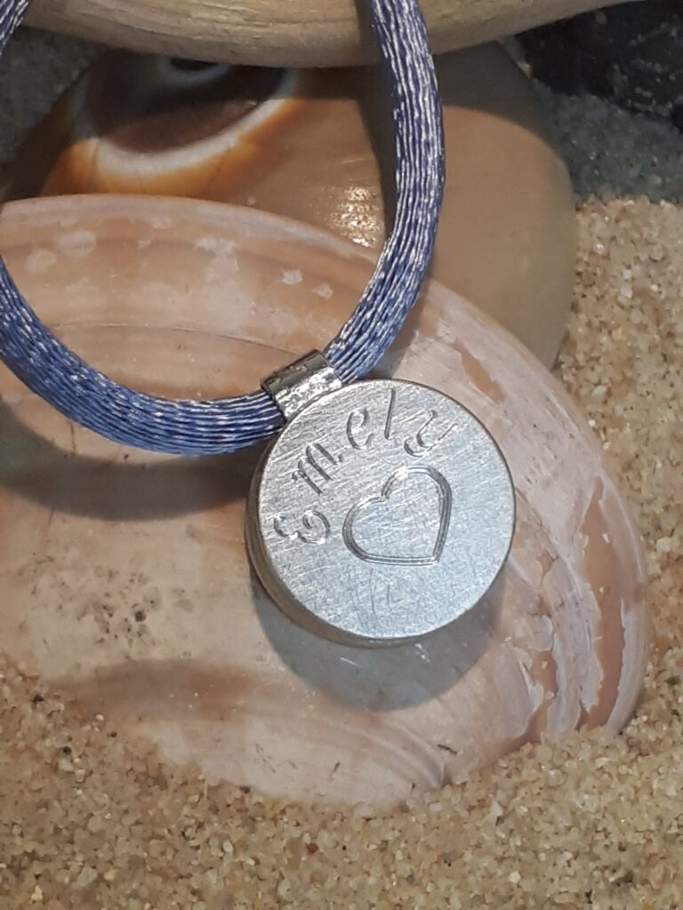4 grosser Segensbringer mit Rand hinten gravierbar scaled
