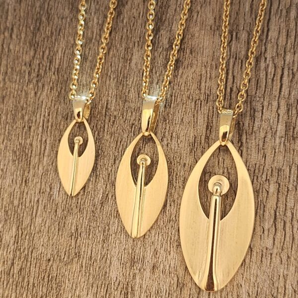 Küstenengel Schutzengel Anhänger aus Gold, handgefertigt in drei Größen. Klar, nordisch und zeitlos im Design 3 Größen