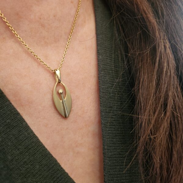 Küstenengel Schutzengel Anhänger aus Gold, handgefertigt in drei Größen. Klar, nordisch und zeitlos im Design Tragebild M