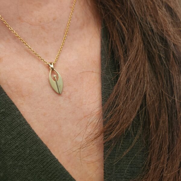 Küstenengel Schutzengel Anhänger aus Gold, handgefertigt in drei Größen. Klar, nordisch und zeitlos im Design Tragebild S