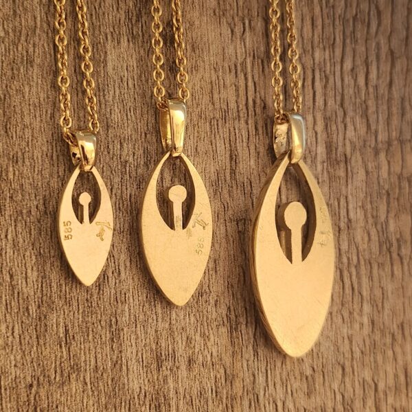 Küstenengel Schutzengel Anhänger aus Gold, handgefertigt in drei Größen. Klar, nordisch und zeitlos im Design von hinten Platz für Gravur