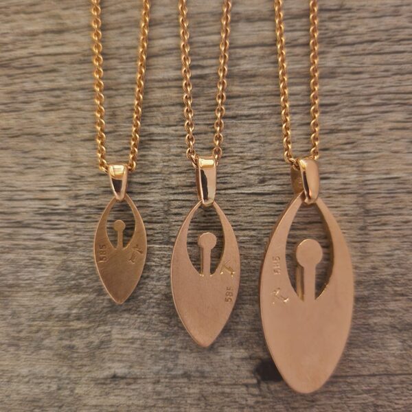 Küstenengel Schutzengel Anhänger aus Rotgold handgefertigt in drei Größen. Klar, nordisch und zeitlos im Design Rückseite alle 3