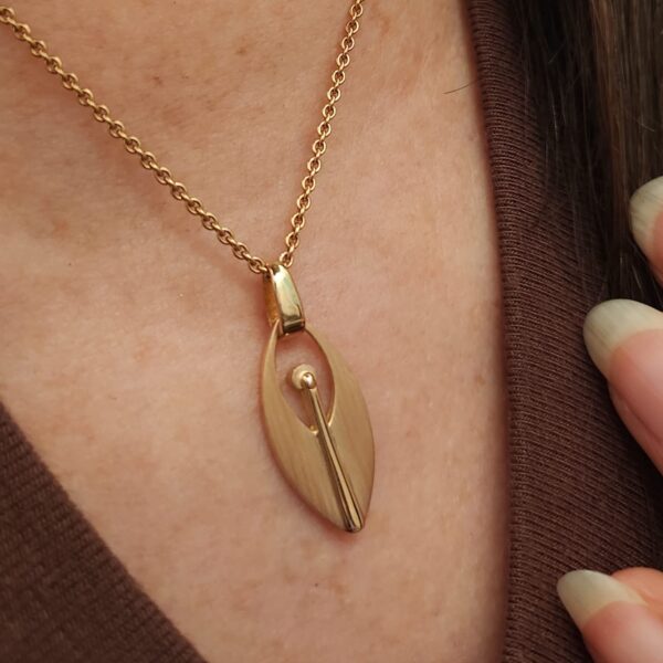 Küstenengel Schutzengel Anhänger aus Rotgold handgefertigt in drei Größen. Klar, nordisch und zeitlos im Design Tragebild M