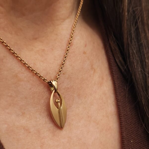 Küstenengel Schutzengel Anhänger aus Rotgold handgefertigt in drei Größen. Klar, nordisch und zeitlos im Design Tragebild S