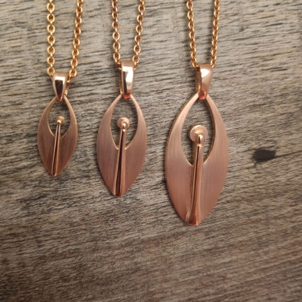 Küstenengel Schutzengel Anhänger aus Rotgold handgefertigt in drei Größen. Klar, nordisch und zeitlos im Design alle 3