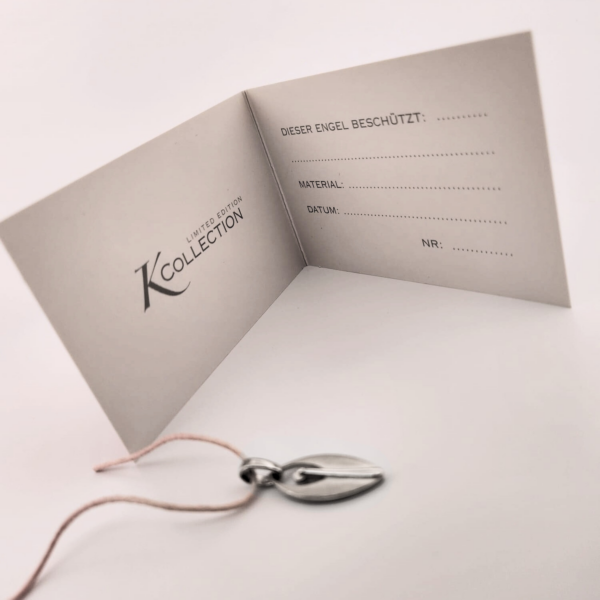 Küstenengel Schutzengel Anhänger aus Silber, handgefertigt in drei Größen. Klar, nordisch und zeitlos im Design Schutzengelkarte