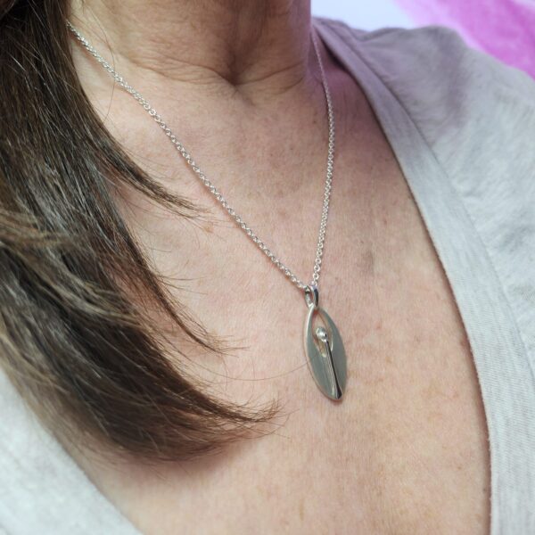 Küstenengel Schutzengel Anhänger aus Silber, handgefertigt in drei Größen. Klar, nordisch und zeitlos im Design