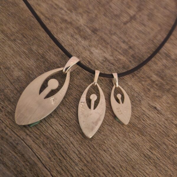 Küstenengel Schutzengel Anhänger aus Silber und 750 Gold handgefertigt in drei Größen. Klar, nordisch und zeitlos im Design Rückseite alle 3