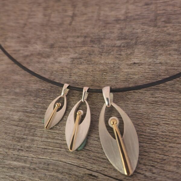 Küstenengel Schutzengel Anhänger aus Silber und 750 Gold handgefertigt in drei Größen. Klar, nordisch und zeitlos im Design alle 3 von vorne