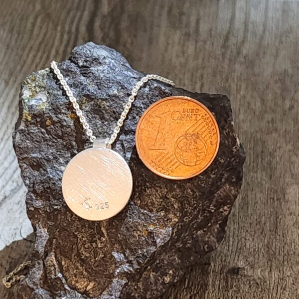 Segensbringer, Geschenk zur Taufe, kleiner Anhänger aus 925er Sterling Silber mit goldenem Hintergrund und silbernem Symbol Größenvergleich