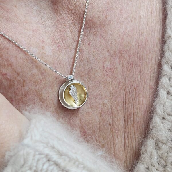 Segensbringer, Geschenk zur Taufe, kleiner Anhänger aus 925er Sterling Silber mit goldenem Hintergrund und silbernem Symbol Tragebild