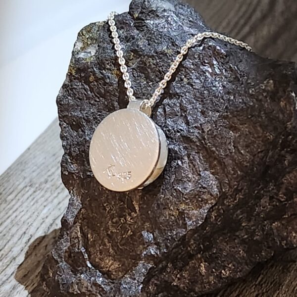 Segensbringer, Geschenk zur Taufe, kleiner Anhänger aus 925er Sterling Silber mit goldenem Hintergrund und silbernem Symbol hinten (1)