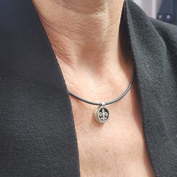 Segensbringer Silber schwarz Taufgeschenk Tragebild