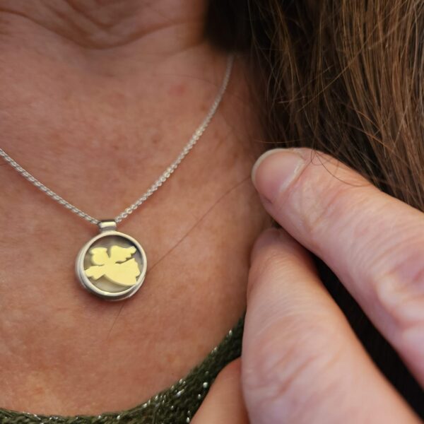 Segensbringer, Taufschmuck, kleiner Anhänger aus 925er Sterling Silber mit goldenem Symbol Tragebild (2)