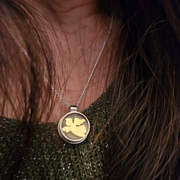 Segensbringer, Taufschmuck, kleiner Anhänger aus 925er Sterling Silber mit goldenem Symbol Tragebild