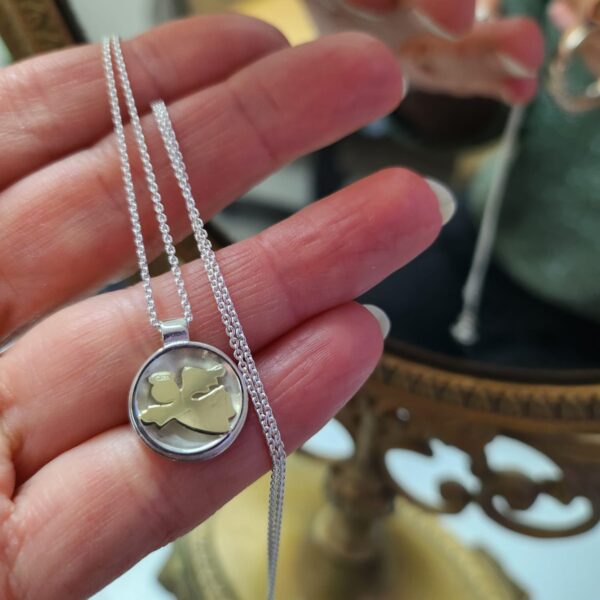 Segensbringer, Taufschmuck, kleiner Anhänger aus 925er Sterling Silber mit goldenem Symbol in Hand