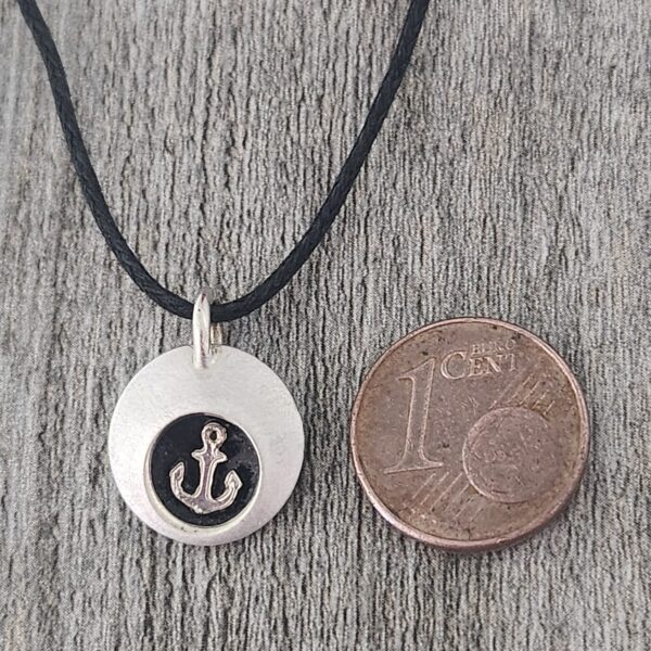 Wunschwächter, Glücksbringer, kleiner Anhänger aus 925er Sterling Silber mit geschwärzten Hintergrund und silbernem Symbol Pfennig Vergleich