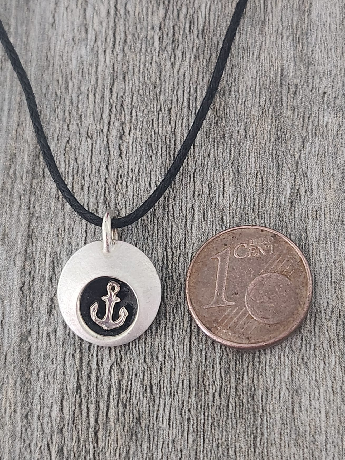 Wunschwächter, Glücksbringer, kleiner Anhänger aus 925er Sterling Silber mit geschwärzten Hintergrund und silbernem Symbol Pfennig Vergleich