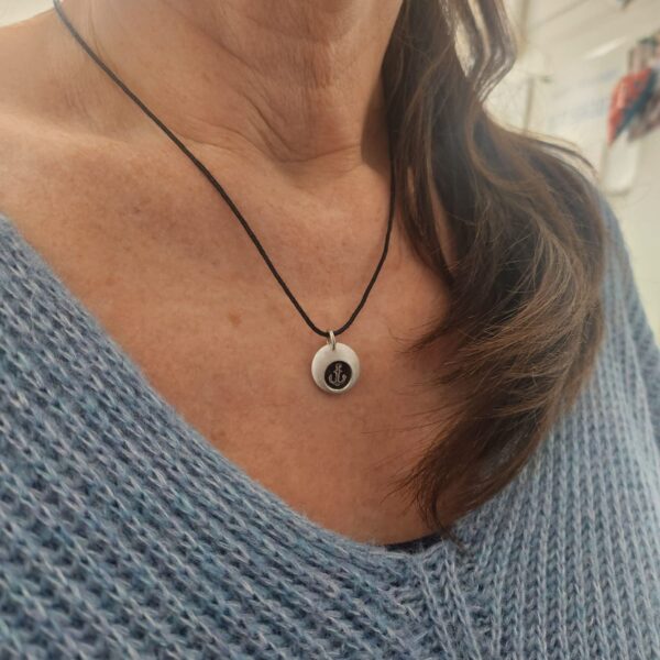 Wunschwächter, Glücksbringer, kleiner Anhänger aus 925er Sterling Silber mit geschwärzten Hintergrund und silbernem Symbol Tragebild