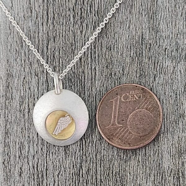 Wunschwächter, Glücksbringer, kleiner Anhänger aus 925er Sterling Silber mit goldenem Hintergrund und silbernem Symbol Größenvergleich