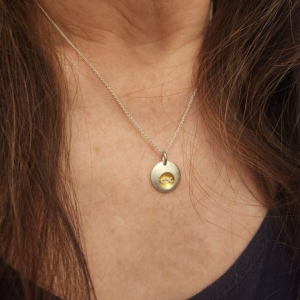 Wunschwächter, Glücksbringer, kleiner Anhänger aus 925er Sterling Silber mit goldenem Hintergrund und silbernem Symbol Tragebild II