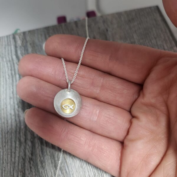 Wunschwächter, Glücksbringer, kleiner Anhänger aus 925er Sterling Silber mit goldenem Hintergrund und silbernem Symbol auf Hand