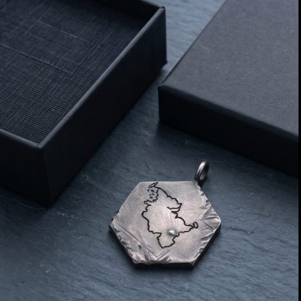 Premium Anhänger für Kette aus 925 Silber „Heimathafen Lübeck“ mit Diamant (4)
